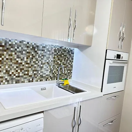 Yat Limanina 30 Metre 2+1 Guenluek Kiralik Lueks Apartment Kusadasi