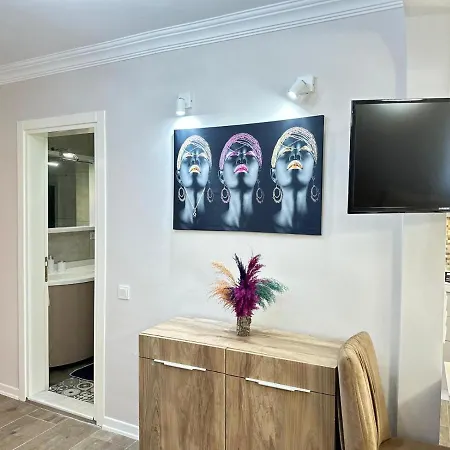 Yat Limanina 30 Metre 2+1 Guenluek Kiralik Lueks Apartamento Kusadasi